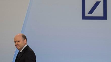 John Cryan, Vorstandsvorsitzender der Deutschen Bank, kommt am 02.02.2018 in der Hauptniederlassung des Kreditinstituts zur Bilanz-Pressekonferenz. 