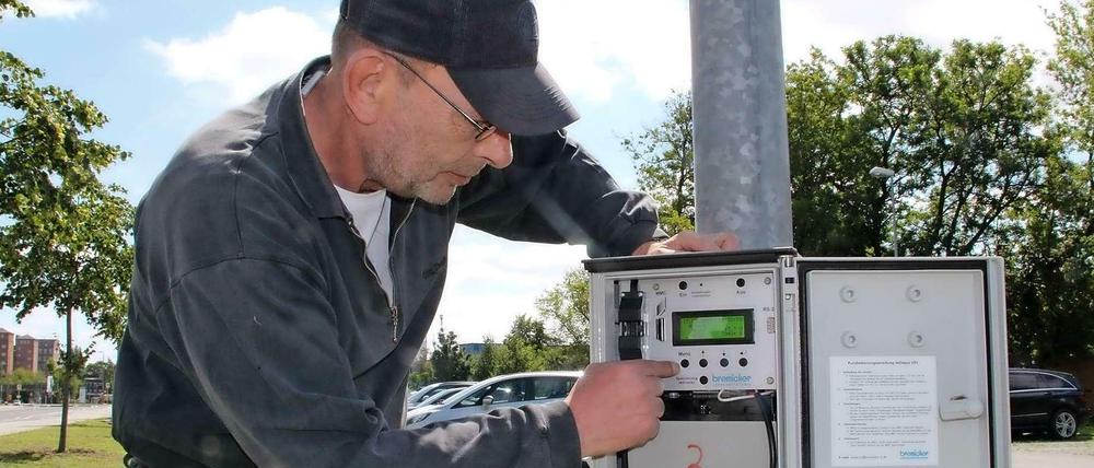 Martin Kobierski stellt das Radargerät für den nächsten Einsatz ein.