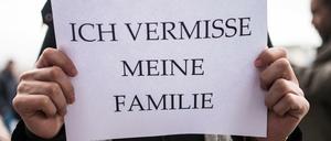 Ein Mitglied des Flüchtlingsrats Berlin demonstriert für Familiennachzug für alle Geflüchteten.