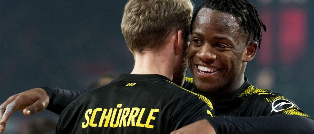 Dortmunds Torschütze André Schürrle (l) und Michy Batshuayi jubeln nach dem Treffer zum 3:2.