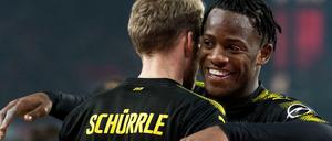 Dortmunds Torschütze André Schürrle (l) und Michy Batshuayi jubeln nach dem Treffer zum 3:2.