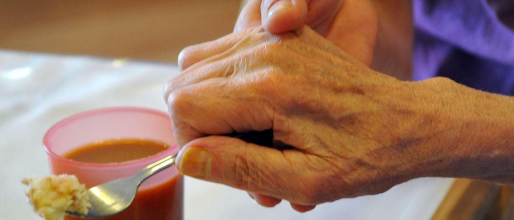 Hilfe beim Essen. Mit ihren Schmerzen werden Pflegebedürftige aber oft allein gelassen.