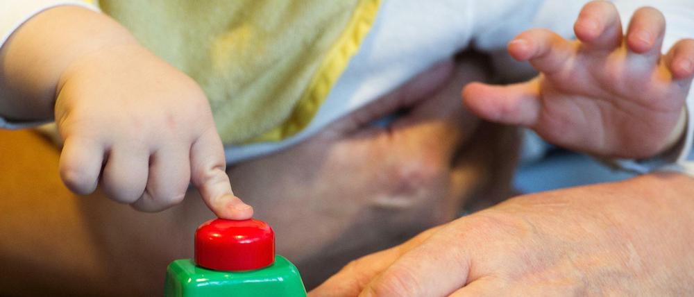 Drucksache. Das Kleinkind auf diesem Archivbild hat keine Berührungsängste.