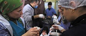 Ein syrischer Kurde, der vermutlich bei einem türkischen Angriff verletzt wurde, wird in einem Krankenhaus im nordsyrischen Afrin behandelt. 