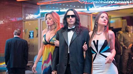 Das Faktotum Tommy Wiseau, gespielt von James Franco, tritt in der Öffentlichkeit nie ohne Sonnenbrille und Frauen an seiner Seite auf. 