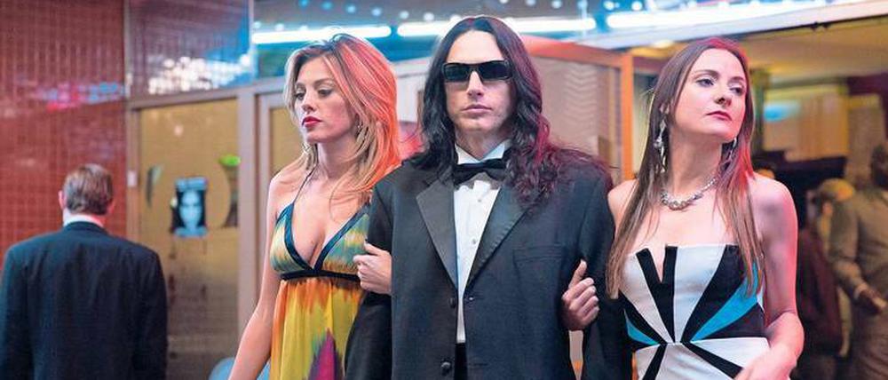 Das Faktotum Tommy Wiseau, gespielt von James Franco, tritt in der Öffentlichkeit nie ohne Sonnenbrille und Frauen an seiner Seite auf. 