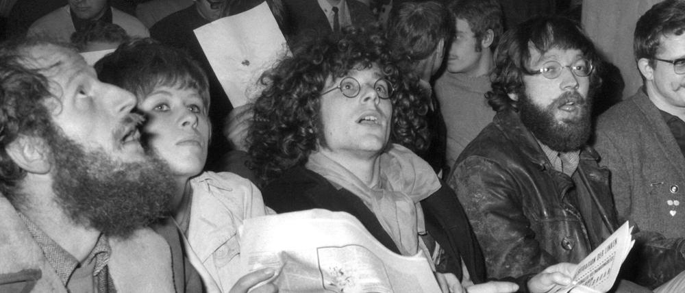 Die "Kommunarden" (von links): Dieter Kunzelmann, Antje Krüger, Rainer Langhans und Fritz Teufel in Berlin in der Vollversammlung der so genannten "kritischen Universität". Die Studenten saßen in der Vorhalle des Auditoriums maximum der Technischen Universität auf dem Boden, da der Rektor die Genehmigung für die Benutzung des Auditoriums maximum zurückgezogen hatte.