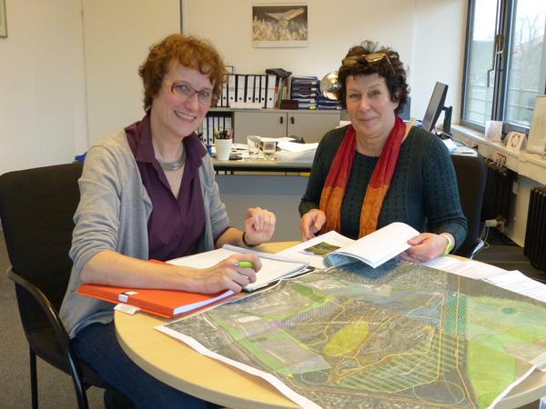 Im Gespräch: Irmela Wübbe, Mitarbeiterin im Bereich Landschaftsplanung im Umwelt- und Naturschutzamt, (rechts) Maren Schellenberg (Grüne), Bezirksstadträtin für Immobilien, Umwelt und Tiefbau