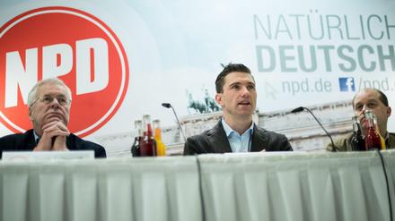 Kämpft mit Finanzschwierigkeiten. Die Führung der NPD bei einer Pressekonferenz in Berlin (Archivbild). 