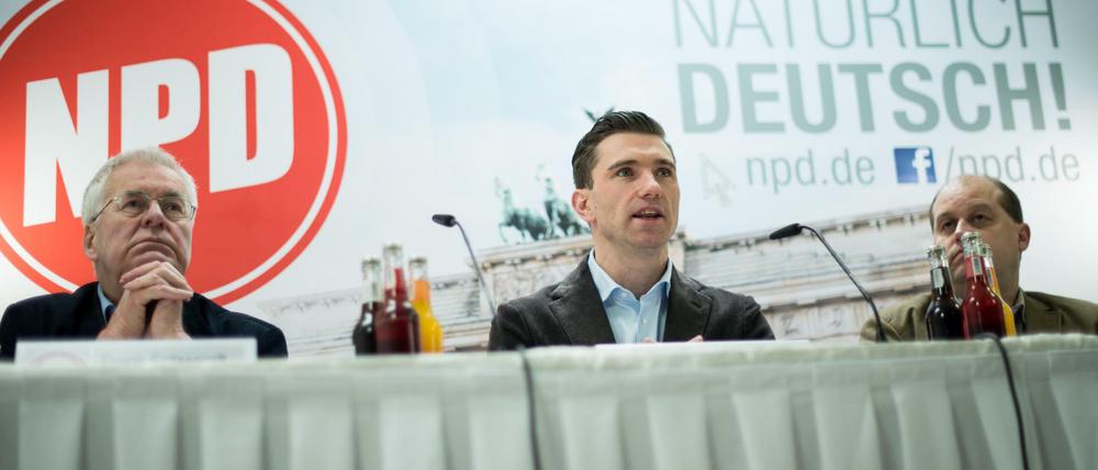 Kämpft mit Finanzschwierigkeiten. Die Führung der NPD bei einer Pressekonferenz in Berlin (Archivbild). 