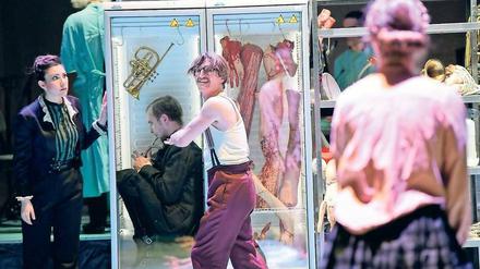 Szene aus "Frankenstein" mit Sandra Hamasoui, Paul Hübner, Christopher Nell und Anna Rot (v.l.).