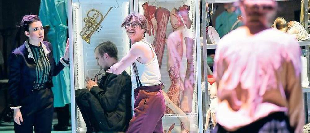 Szene aus "Frankenstein" mit Sandra Hamasoui, Paul Hübner, Christopher Nell und Anna Rot (v.l.).