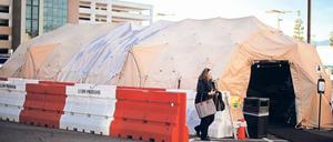 Vorsichtsmaßnahme. Patienten, die mit Influenza infiziert sind, werden in Kalifornien – hier am Loma Linda University Health Center – in Zelten isoliert.