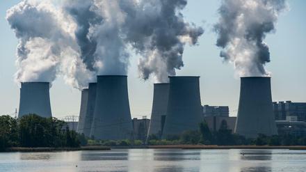 Kühltürme des Braunkohlekraftwerkes von Vattenfall in Jänschwalde (Brandenburg).