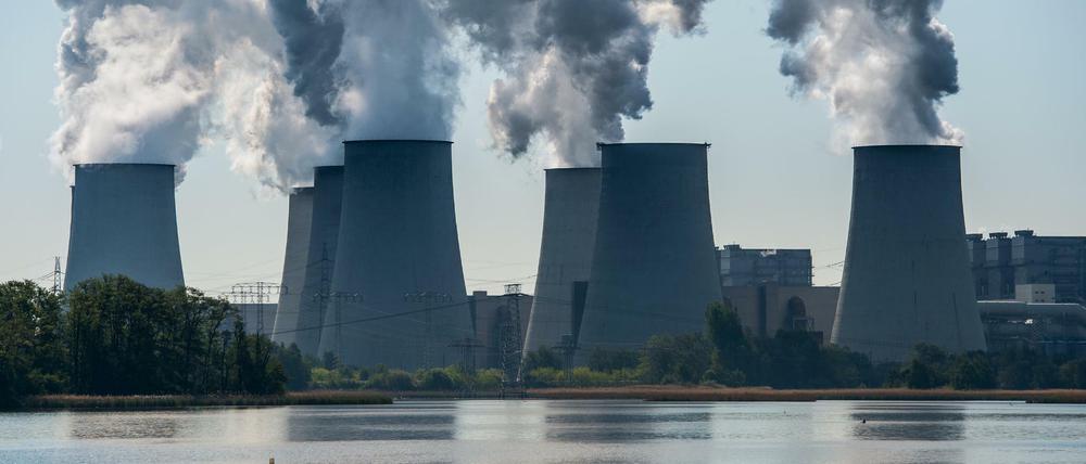 Kühltürme des Braunkohlekraftwerkes von Vattenfall in Jänschwalde (Brandenburg).