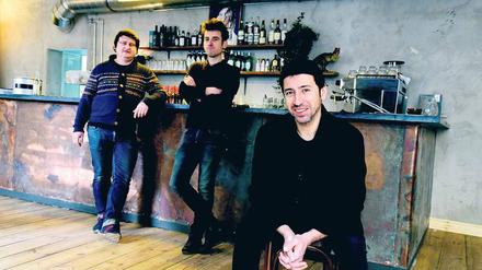 Góktan Budakoglu (re.), Ozan Maral und Booker Tobias Schurig (v. re.).