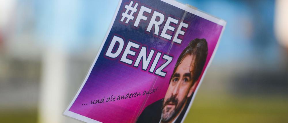 Deniz Yücel ist seit fast einem Jahr in der Türkei in Haft. Unterstützer fordern seine Freilassung.