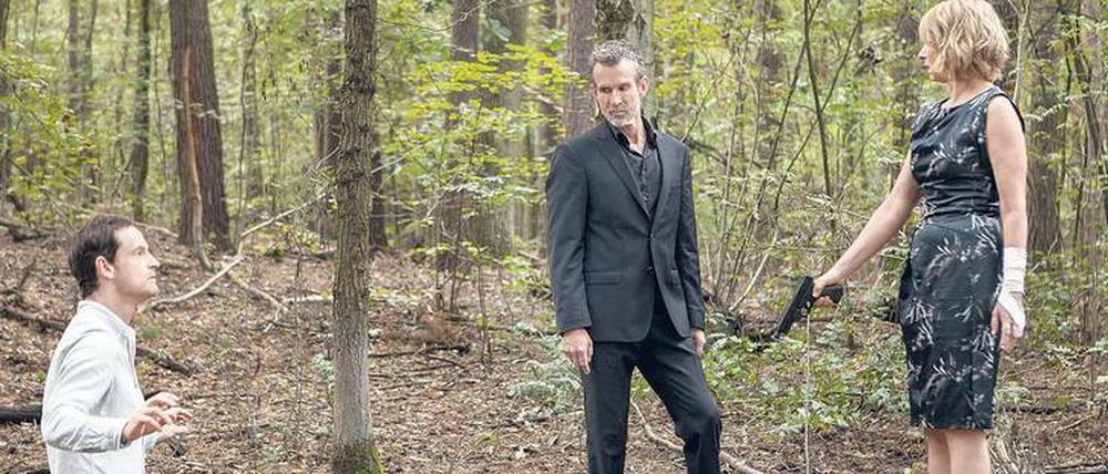 Karen (Corinna Harfouch) tritt aus der Opferrolle heraus. Ihr Mann Georg (Jörg Hartmann, links) hatte einen Killer (Ulrich Matthes) engagiert, der sie wegen der Lebensversicherung umbringen sollte.