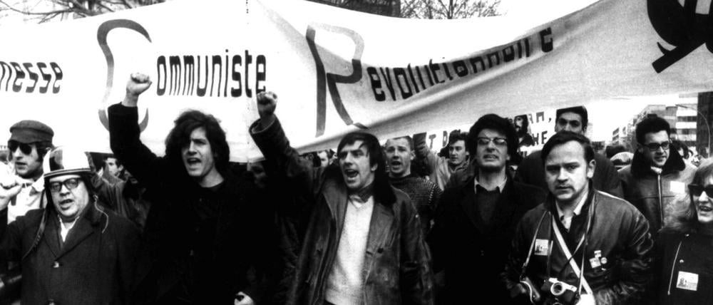 Das Archivbild vom 18. Februar 1968 zeigt den Studentenführer Rudi Dutschke (M, mit erhobener Faust) sowie den deutschen Lyriker und Schriftsteller Erich Fried (l) in Berlin an der Spitze eines Demonstrationszuges gegen den Vietnamkrieg. 