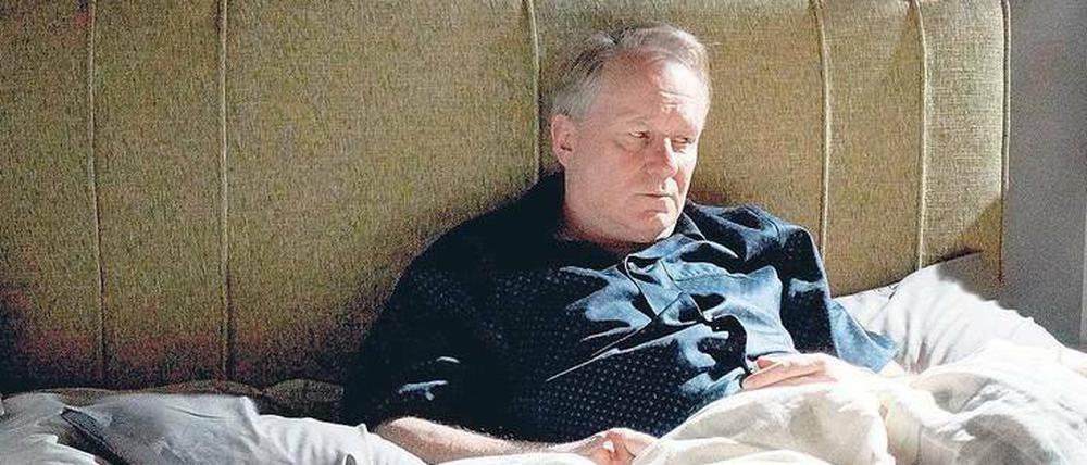 Verrückt, nicht wahnsinnig. Polizist John River (Stellan Skarsgård) hat die Ermordung seiner Partnerin nicht verkraftet. In seiner Fantasie steht oder sitzt Kollegin Stevie immer noch neben ihm und nörgelt an ihm herum. 