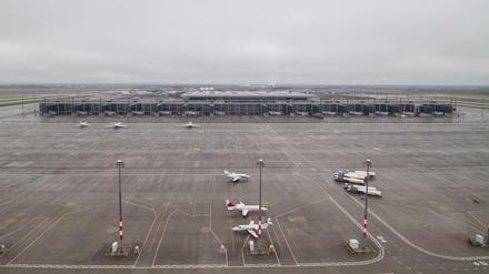 Blick aus dem Tower auf das Rollfeld des Hauptstadtflughafen Berlin Brandenburg in Schönefeld.
