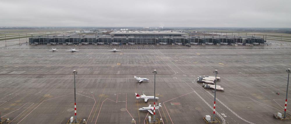Blick aus dem Tower auf das Rollfeld des Hauptstadtflughafen Berlin Brandenburg in Schönefeld.