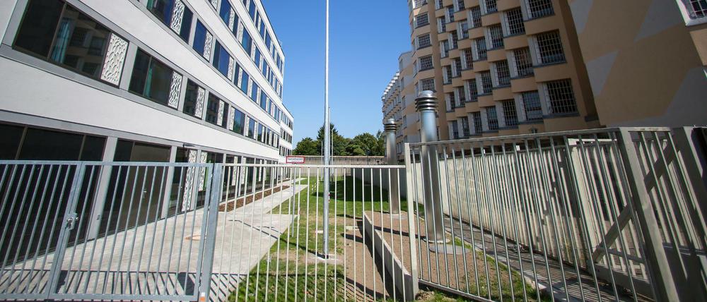 In der Justizvollzugsanstalt Tegel fallen mit dem neuen Haushaltsgesetz 3,5 Stellen weg.