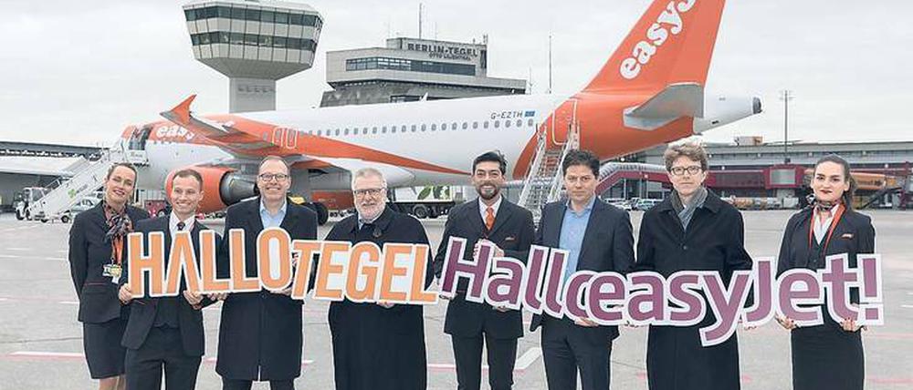 Vor genau einem Monat feierte Thomas Haagensen (3.v.r.) mit Engelbert Lütke Daldrup (2.v.l.) und Rainer Bretschneider (4.v.l) von der Berliner Flughafengesellschaft den Start von Easyjet in Tegel. Seit Januar fliegt Easyjet an beiden Flughäfen der Stadt.