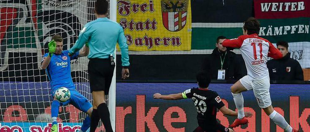 Michael Gregoritsch erzielt das vorentscheidende 2:0 für die Augsburger.