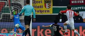 Michael Gregoritsch erzielt das vorentscheidende 2:0 für die Augsburger.