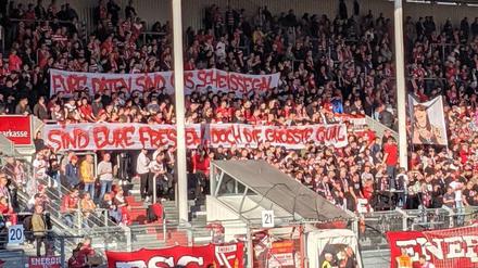 Die Cottbuser Fans sind nach diesen Bannern in den Fokus gerückt.