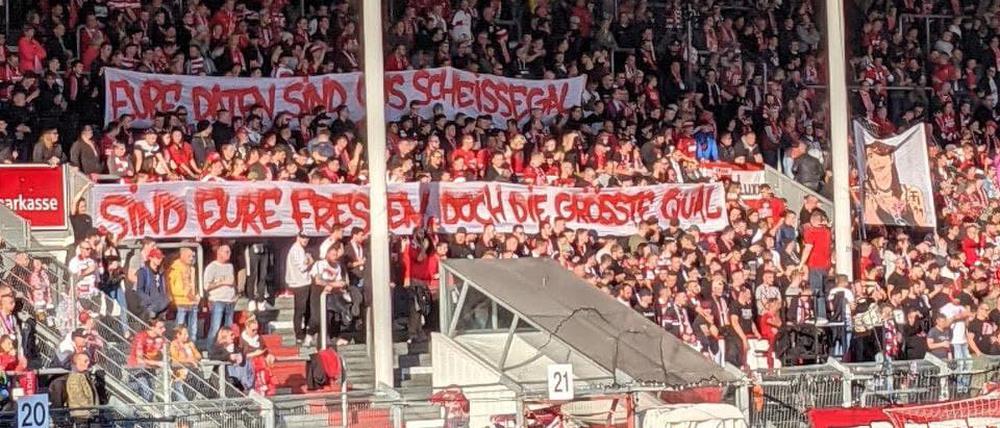 Die Cottbuser Fans sind nach diesen Bannern in den Fokus gerückt.