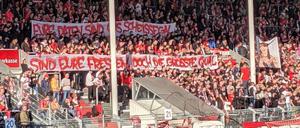 Die Cottbuser Fans sind nach diesen Bannern in den Fokus gerückt.
