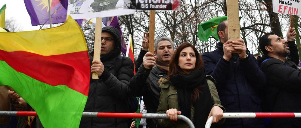 Demonstranten vor der türkischen Botschaft in Berlin im Januar. Sie werfen Erdogan vor, den "Islamischen Staat" unterstützt zu haben.