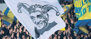 Zum Narren gehalten? Finden viele Fans und protestieren gegen Hannovers Klubchef Martin Kind.