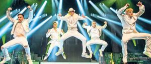 Wird in diesen Höhen die Luft auch schon dünn? Szene aus dem Gastspielabend „Boybands Forever“.