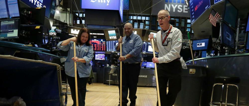 Aufräumarbeiten nach Handelsschluss an der New Yorker Börse.