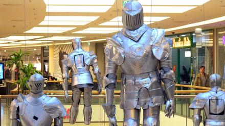 Die Deutsche Oper Berlin veranstaltet in den Wilmersdorfer Arkaden einen Fundusverkauf aus abgelaufenen Opernproduktionen.