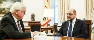 Bundespräsident Frank-Walter Steinmeier in seinem Büro im Schloss Bellevue im Gespräch mit SPD-Chef Martin Schulz. 