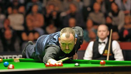 Typisches Bild. Mark Williams am Tisch, Graeme Dott kann nur zuschauen.