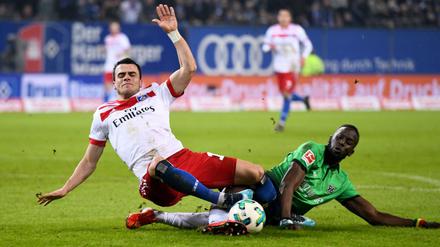 Elfmeter? Hamburgs Filip Kostic (l.) im Zweikampf mit Hannovers Salif Sané.