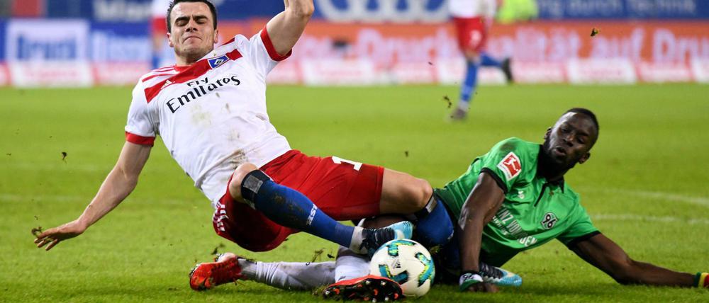 Elfmeter? Hamburgs Filip Kostic (l.) im Zweikampf mit Hannovers Salif Sané.