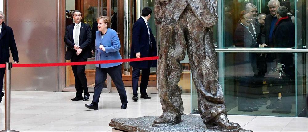 Zu Gast bei Willy Brandt: Die Unionsspitze - links CDU-Chefin Angela Merkel, rechts im Fahrstuhl CSU-Chef Horst Seehofer und CDU-Vize Armin Laschet - vberhandelt in der SPD-Parteizentrale über eine nächste große Koalition.