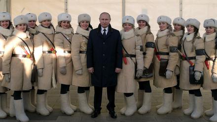 Gedenken in Stalingrad: Russlands Präsident Putin mit Soldatinnen 