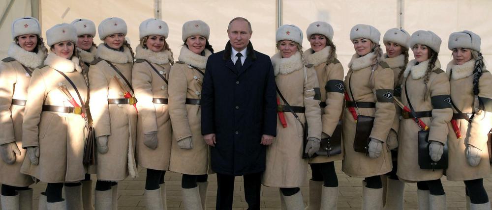 Gedenken in Stalingrad: Russlands Präsident Putin mit Soldatinnen