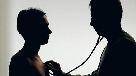 Arzt und Patient: Um die Kernfragen eines behutsamen Einstiegs in die Bürgerversicherung ringen Union und SPD bis zuletzt. 
