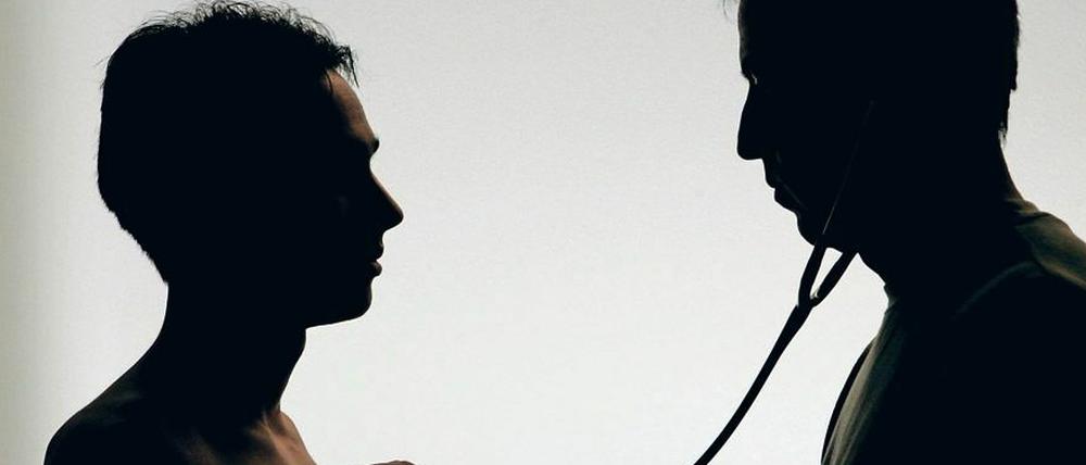 Arzt und Patient: Um die Kernfragen eines behutsamen Einstiegs in die Bürgerversicherung ringen Union und SPD bis zuletzt. 