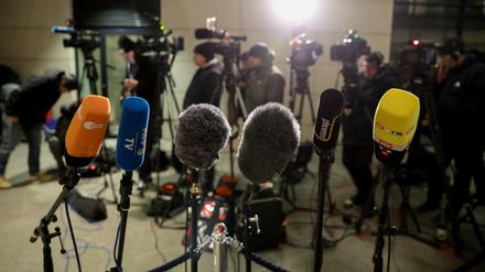 Warten auf die Verkündung der GroKo: Mikrofone der Fernsehstationen stehen vor dem Willy-Brandt-Haus 