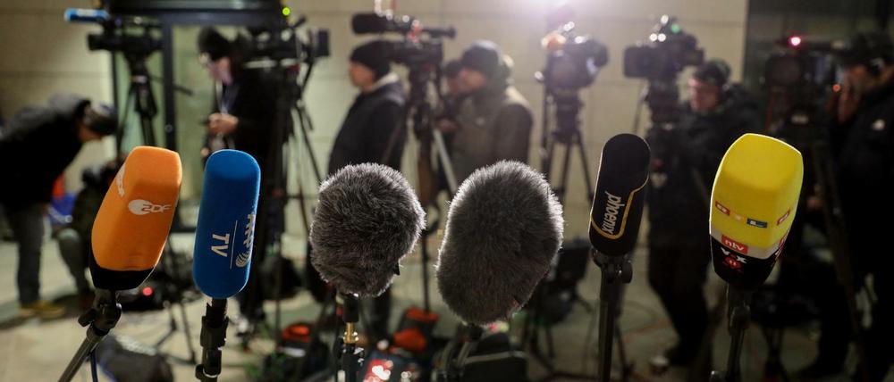 Warten auf die Verkündung der GroKo: Mikrofone der Fernsehstationen stehen vor dem Willy-Brandt-Haus