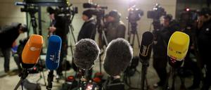Warten auf die Verkündung der GroKo: Mikrofone der Fernsehstationen stehen vor dem Willy-Brandt-Haus 